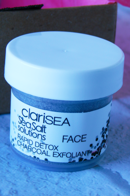 One item that I received in my October Birchbox was the clariSEA Rapid Detox Exfoliant.