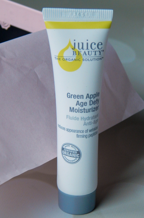 One product in the November Glossybox was the Juice Beauty Green Apple Age Defy Moisturizer.