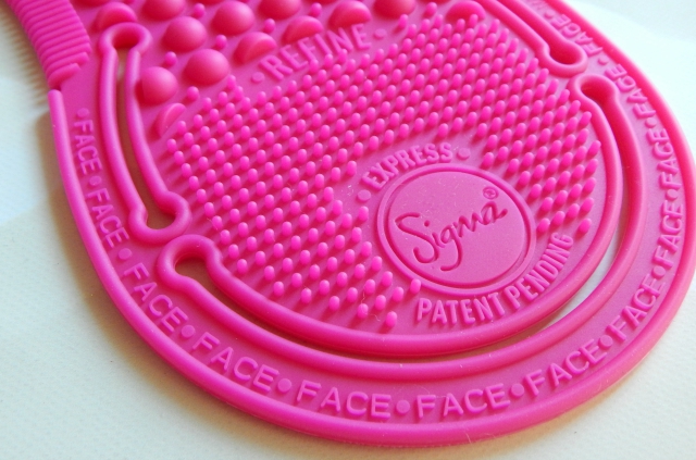 Sigma Express Cleaning Glove Face Refine Section #sigmabeauty #beauty #makeup #cosmetics #cosmetology #kitworthy