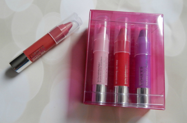 Pack a Travel Beauty Bag Lip Products #beauty #bbloggers #makeup #travel #holidaytravel #clinique