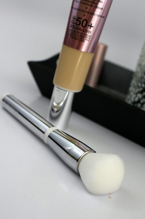 It Cosmetics CC+ Illumination Cream and Brush Brush laying down || Southeast by Midwest #beauty #bblogger #itcosmetics